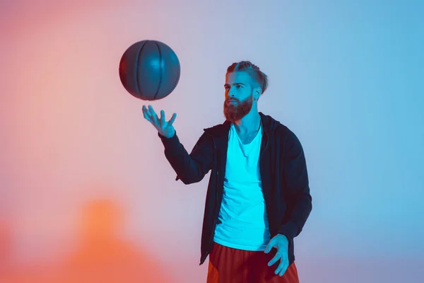 Молодий чоловік з баскетбольним м'ячем — стокове фото