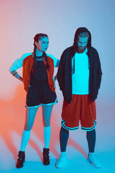 Pareja con estilo en ropa de moda - foto de stock