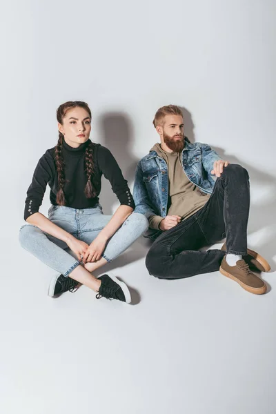 Elegante pareja joven - foto de stock