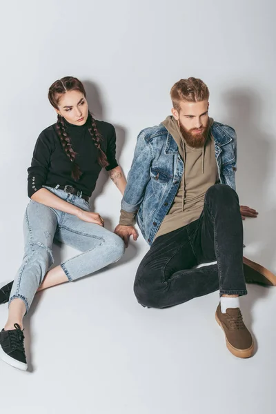 Elegante pareja joven - foto de stock