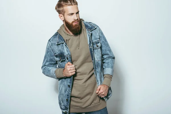 Hombre con estilo en chaqueta jeans - foto de stock