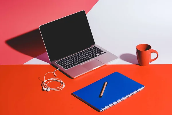 Laptop, café e notebook — Fotografia de Stock