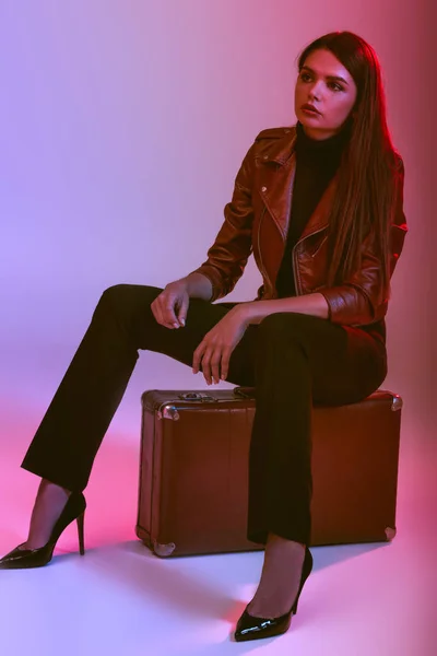 Modell sitzt auf Koffer — Stockfoto