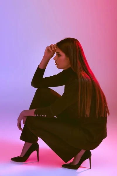 Menina posando em roupas pretas — Fotografia de Stock