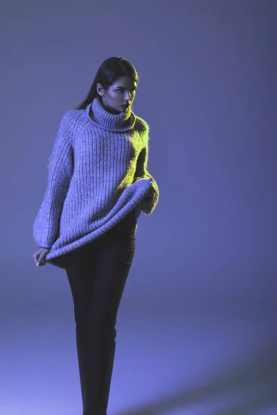 Chica en suéter caliente - foto de stock