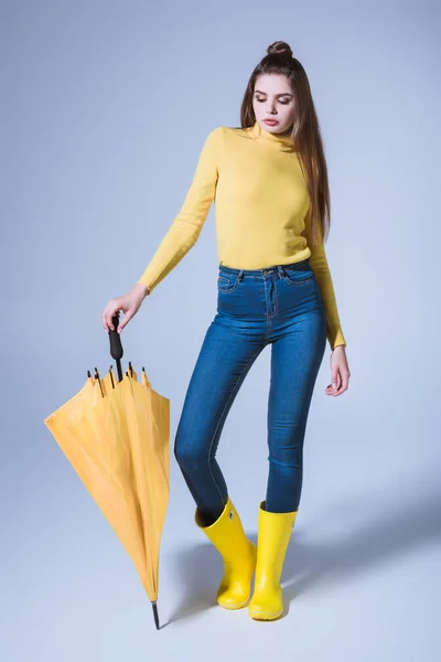 Fille en bottes en caoutchouc avec parapluie — Photo de stock