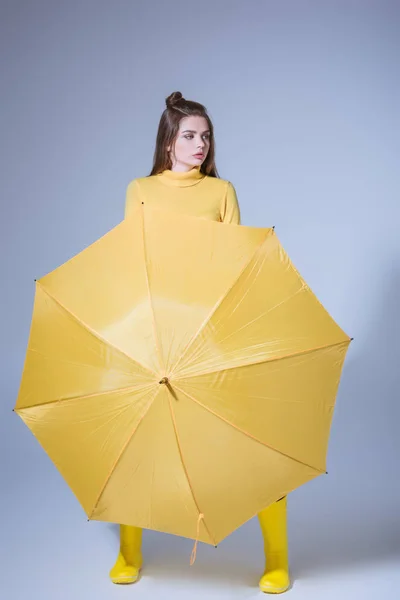 Menina com guarda-chuva amarelo — Fotografia de Stock