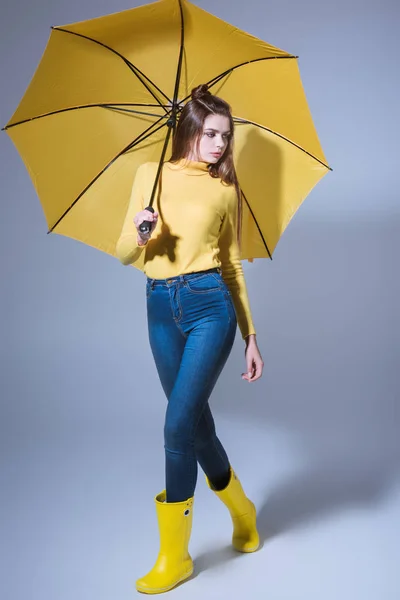 Fille en bottes en caoutchouc avec parapluie — Photo de stock