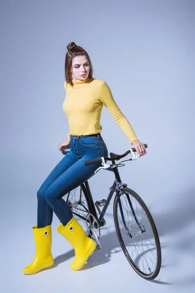 Belle fille avec vélo — Photo de stock