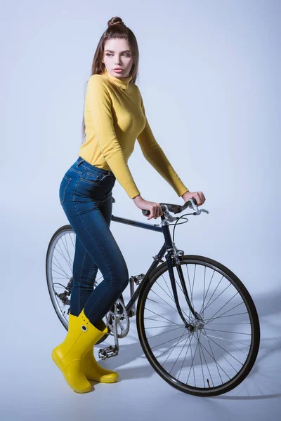 Muchacha atractiva con bicicleta - foto de stock