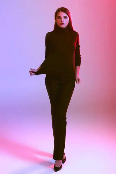 Model posiert in schwarzer Kleidung — Stockfoto