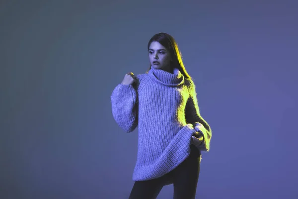 Chica en suéter caliente - foto de stock