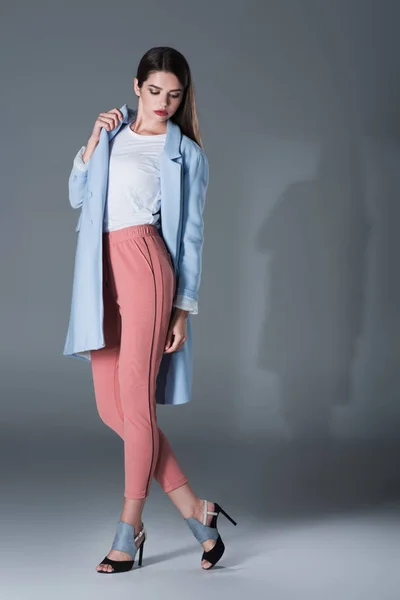 Chica de moda en trinchera azul - foto de stock