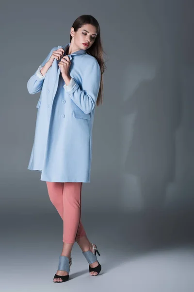 Menina elegante em trincheira azul — Fotografia de Stock