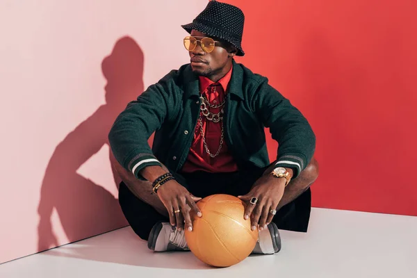 Homem americano africano elegante com bola — Fotografia de Stock