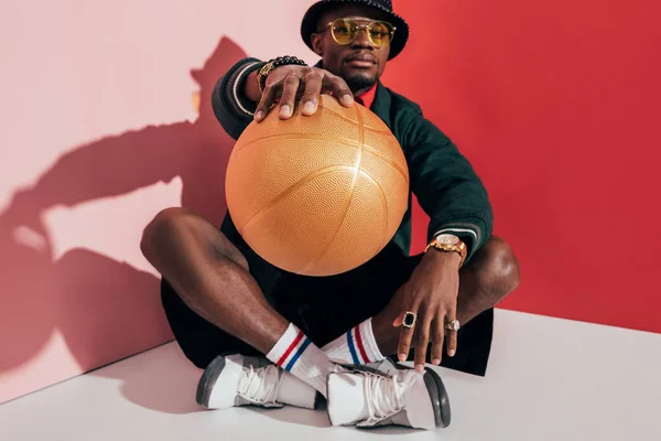 Стильний афроамериканський чоловік з м'ячем — стокове фото