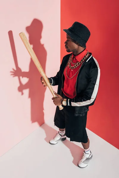 Uomo africano americano con mazza da baseball — Foto stock