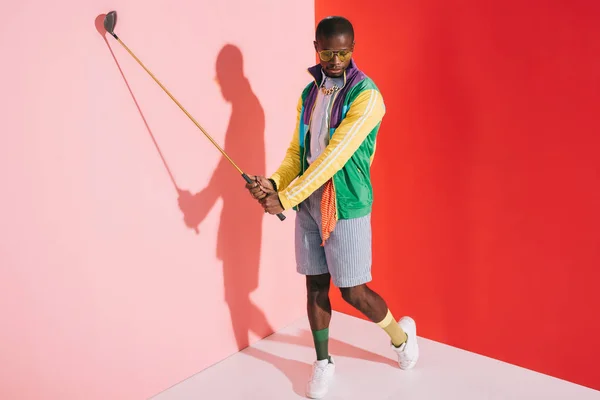 Homem elegante com clube de golfe — Fotografia de Stock