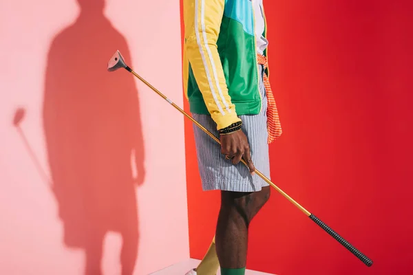 Uomo elegante con golf club — Foto stock