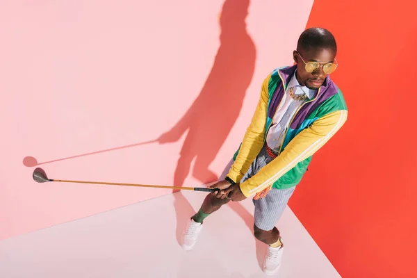 Uomo elegante con golf club — Foto stock