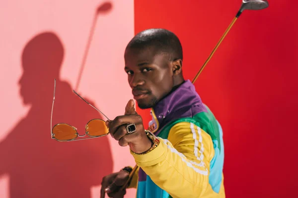 Homem elegante com clube de golfe — Fotografia de Stock