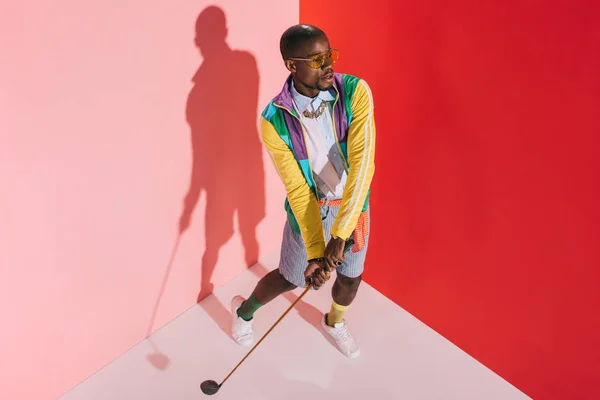 Uomo elegante con golf club — Foto stock