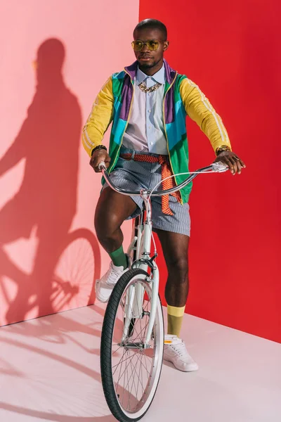 Uomo alla moda in bicicletta — Foto stock