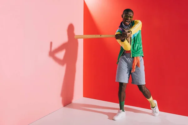 Агресивний афроамериканський чоловік з кажаном — стокове фото