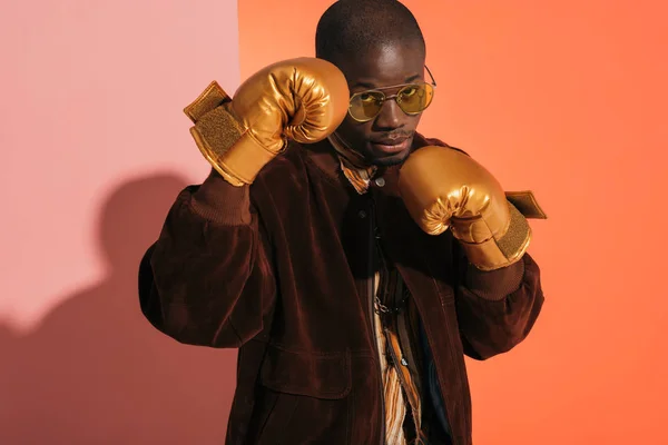 Stilvoller Mann in Boxhandschuhen — Stockfoto