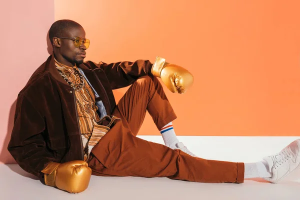 Homme élégant en gants de boxe — Photo de stock