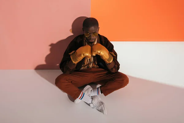 Стильний чоловік в боксерських рукавичках — стокове фото