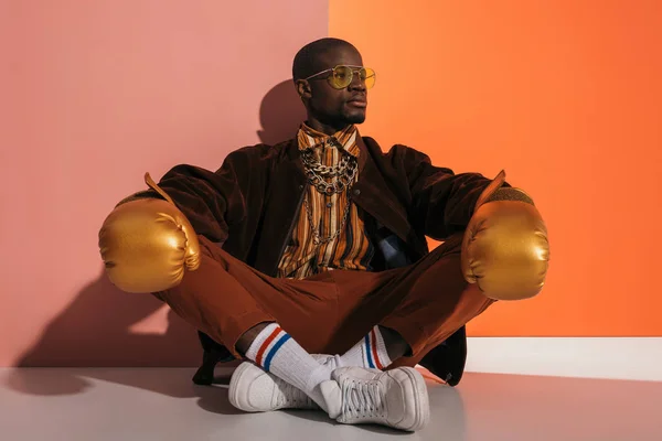 Homem elegante em luvas de boxe — Fotografia de Stock