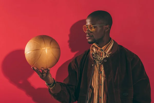 Homem elegante com bola dourada — Fotografia de Stock