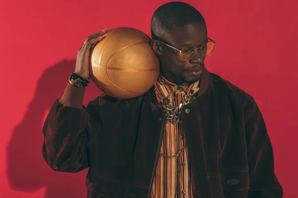 Homem elegante com bola dourada — Fotografia de Stock