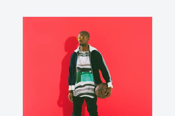 Hombre afroamericano con pelota de baloncesto - foto de stock