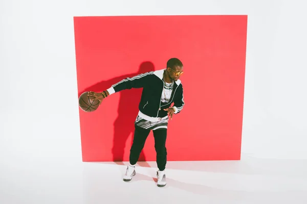 Hombre afroamericano jugando baloncesto - foto de stock