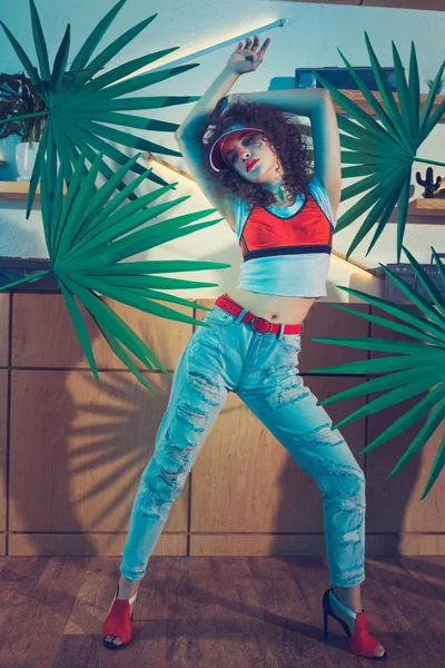 Giovane donna alla moda — Foto stock