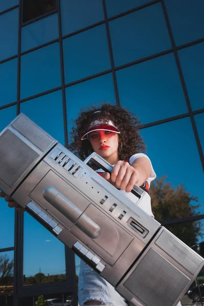 Mujer mostrando boombox - foto de stock