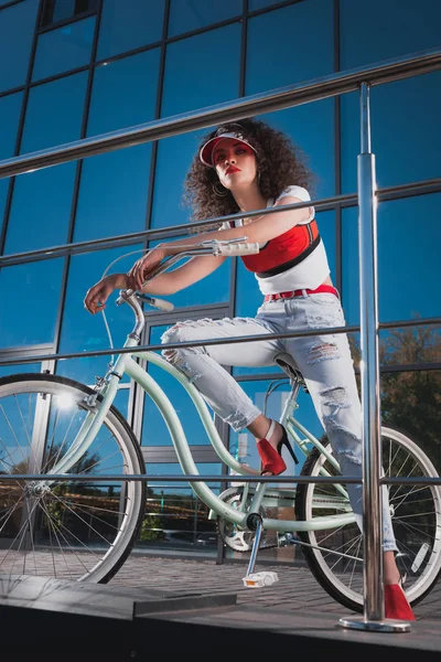 Mujer con estilo con bicicleta - foto de stock