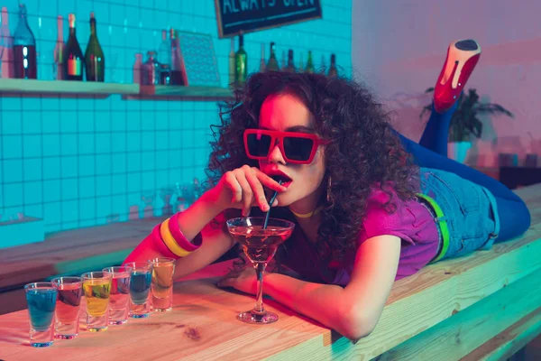 Woman in sunglasses drinking cocktail — Stock Photo