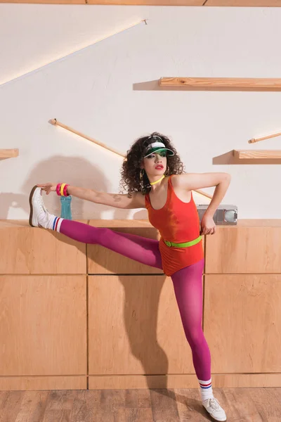 Mujer estirándose antes de entrenar - foto de stock