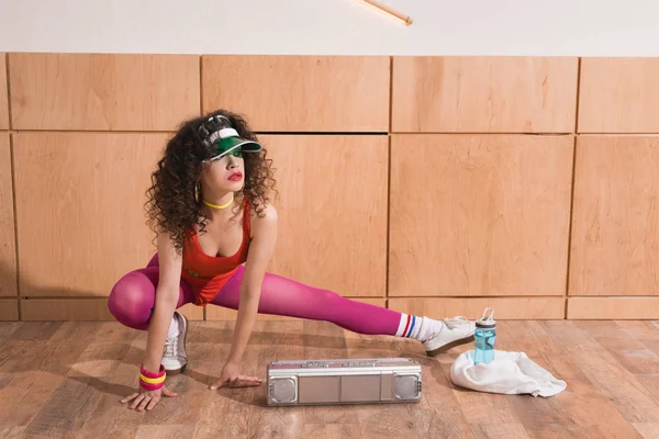 Mujer estirándose antes de entrenar - foto de stock