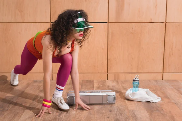 Mujer estirándose antes de entrenar - foto de stock