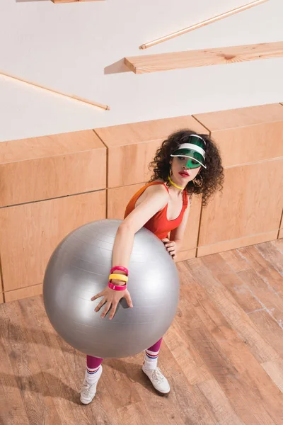 Mujer de moda con pelota de fitness - foto de stock