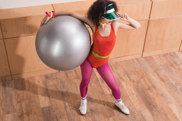 Mujer de moda con pelota de fitness - foto de stock
