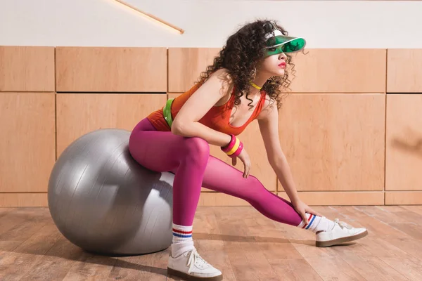 Стильная женщина с фитнес-мяч — стоковое фото