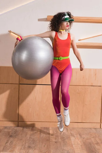 Mujer con estilo con pelota de fitness - foto de stock