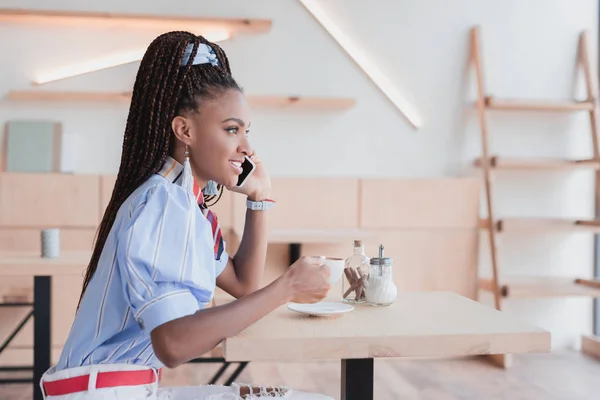 Africano americano mulher falando ao telefone — Fotografia de Stock