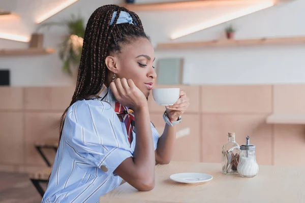 Afro-américaine femme boire du café dans le café — Photo de stock