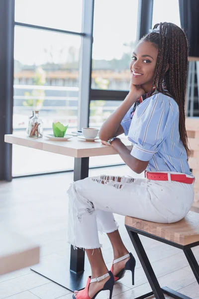 Mujer afroamericana en cafetería - foto de stock